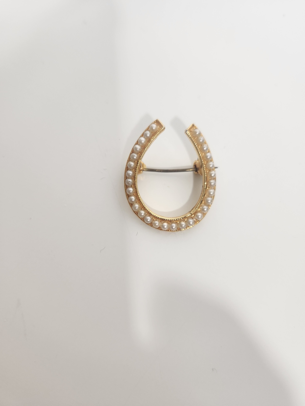 Gold Pearl Horseshoe Brooch - Women's Fashion Accessory